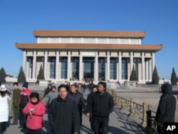 游人参观毛泽东纪念堂