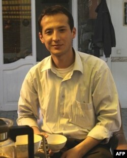 O'tkir maqolalari bilan tanilgan Alisher Soipov "Amerika Ovozi" muxbiri edi