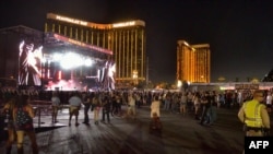 مهاجم در طبقۀ ۳۲ هوتل هم جوار محل برگزاری یک جشنوارۀ موسیقی بر تماشاچیان کنسرت گلوله باری کرد