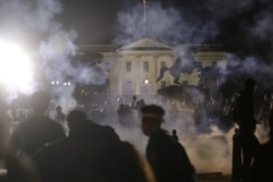 Protesters rally at the White House against the death in Minneapolis police custody of George Floyd, in Washington, D.C., U.S. May 31, 2020. (REUTERS/Jonathan Ernst)