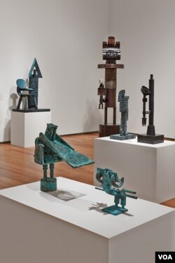 Parviz Tanavoli draws inspiration from “Farhad , the Mountain Carver”, the only sculptor referred to in classic Persian poetry. (Photo: S. Dehghan / VOA)