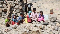 Anak-anak Yaman yang terlantar terlihat di kamp pengungsi yang terletak di antara Marib dan Sanaa, Yaman, 29 Maret 2018. (Foto: REUTERS/Ali Owidha)