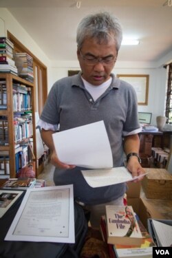 លោក ឆាំង យុ ប្រធានមជ្ឈមណ្ដលឯកសារកម្ពុជាសើរើឯកសារសម្ងាត់ដែលបរិច្ចាគដោយក្រសួងការបរទេសអូស្ត្រាលី នៅក្នុងការិយាល័យរបស់លោកកាលពីថ្ងៃទី ២២ខែកញ្ញាឆ្នាំ ២០១៥។ (នៅ វណ្ណារិន/VOA)