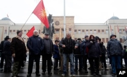 Ljudi okupljeni u protestu protiv izglasavanja ustavnih promena, ispred zdanja makedonskog parlamenta, u Skoplju, 11. januar 2019.