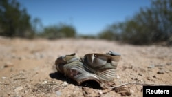 Sepatu milik imigran yang tewas saat menyeberang gurun di Arizona.