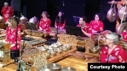 Pementasan kelompok Gamelan Padhang Moncar di Indonesia