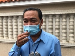 Sam Sokong, a lawyer representing former leaders and senior officials of the dissolved Cambodia National Rescue Party (CNRP), speaks to VOA Khmer outside of the Phnom Penh Municipal Court, November 11, 2020. (Hul Reaksmey/VOA Khmer)