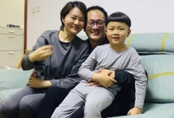 中国人权律师王全璋回到北京家中与妻儿团圆。（2020年4月27日）