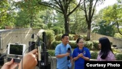 Nina Marzoeki (tengah), karyawan Smithsonian's National Zoo saat bersama kru VOA (dok: VOA)