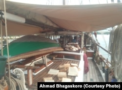 Buku-buku milik Shane Granger dan Maggie Macoun yang sedang dijemur karena basah, Jakarta, 23 Oktober 2018. (Foto: Ahmad Bhagaskoro / VOA)