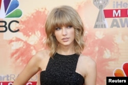 Singer Taylor Swift poses at the 2015 iHeartRadio Music Awards.