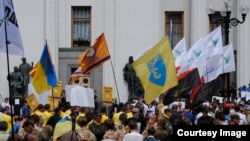 Ukraina Parlamenti Rada oldida namoyish o'tkazayotgan faollar