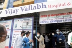 Orang-orang berdiri di luar rumah sakit COVID-19 Vijay Vallabh, di Virar, dekat Mumbai, India, setelah kebakaran, Jumat, 23 April 2021.