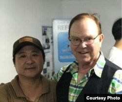 TNKR 영어튜터이자 기금모금 기획자인 마이클 다우니 씨가 탈북자 작가 장진성 씨와 포즈를 취하고 있다.