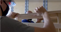 Desks For Distance memberikan bantuan meja untuk mempermudah pembelajaran jarak jauh selama pandemi virus corona. (Foto: Video VOA)