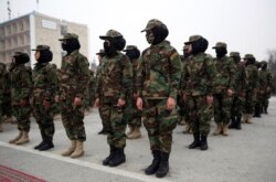 Tentara perempuan Angkatan Bersenjata Afghanistan yang baru lulus mengikuti upacara wisuda di Akademi Militer Afghanistan, di Kabul, 5 Januari 2020. (Foto: Rahmat Gul/AP)