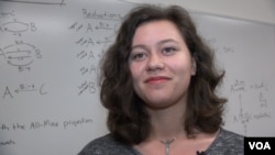 mahasiswi ilmu komputer Emilia Reed, yang membantu menciptakan aplikasi komputer untuk meningkatkan produktivitas pekerja dan mahasiswa.