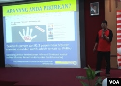 Adven Sarbani Koordinator Mafindo Surabaya menyampaikan materi mengenai hoax, di kampus Universitas Surabaya, Jumat, 31 Agustus 2018. (Foto:VOA/Petrus)