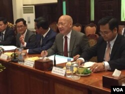 រដ្ឋមន្ត្រី​ក្រសួង​យុត្តិធម៌​ លោក​ អង្គ​ វង្ស​វឌ្ឍនា​ (អង្គុយនៅកណ្តាល)​ ជួបពិភាក្សា​ការងារ​ជាមួយ​អ្នកស្រី​ រ៉ូណា ស្មីត​ អ្នកជំនាញ​ការ​អង្គការ​សហប្រជាជាតិ​ទទួល​បន្ទុក​សិទ្ធិមនុស្ស​នៅកម្ពុជា​ កាលពីថ្ងៃ​ទី​១០ ខែ​សីហា​ ឆ្នាំ​២០១៧​ នៅ​ក្រសួង​យុត្តិធម៌​ រាជធានីភ្នំពេញ។ (ហ៊ុល រស្មី/VOA)