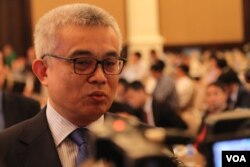 រូបឯកសារ៖ លោក​អូន ព័ន្ធមុនី​រ័ត្ន​ រដ្ឋមន្រ្តី​ក្រសួង​សេដ្ឋកិច្ច​និង​ហិរញ្ញវត្ថុ​ ថ្លែង​ប្រាប់​អ្នក​សារព័ត៌មាន​អំពី​ទីផ្សារ​មូលប័ត្រ​កម្ពុជា​ ​ថ្ងៃ​អង្គារ ទី​០៧ ​ខែ​មិថុនា​ ឆ្នាំ​២០១៦​ ​រាជធានី​ភ្នំពេញ​។​ (​ឡេង ឡែន/VOA)