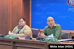 Dari kiri ke kanan: Ketua Satgas DK PBB di Jakarta, Hari Prabowo dan juru bicara Kementerian Luar Negeri RI Arrmanatha Nasir dalam acara Press Briefing Mingguan di Kantor Kemenlu, Jakarta, Kamis, 16 Mei 2019. (Foto: Ghita Intan/VOA)