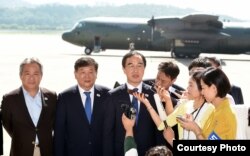 남북통일농구대회 한국대표단장인 조명균 통일부 장관이 3일 성남 서울공항에서 출발 직전 소감을 밝히고 있다. (사진공동취재단)