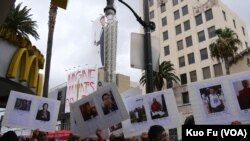 参加者举牌（美国之音国符拍摄）