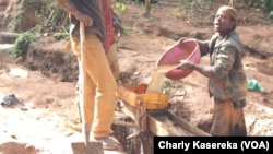 Des creuseurs artisanaux recherchent des minerais dans un site au Nord-Kivu, 2015. (VOA/Charly Kasereka)