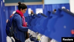 A voter casts her ballot during early voting in Chicago, Illinois, U.S., Oct. 14, 2016.