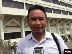 លោក ឡុក សំរិត និពន្ធ​នាយក​រង​នៃ​បណ្តាញ​ព័ត៌មាន​អប្សរា ANN និយាយ​ជាមួយ VOA បន្ទាប់ពី​ការពិភាក្សា​លើ​សេចក្តី​ព្រាង​ច្បាប់​ស្តីពី​សិទ្ធិ​ទទួល​បាន​ព័ត៌មាន​នៅថ្ងៃ​ទី២២ ខែកញ្ញា ឆ្នាំ​២០១៦។ (កាន់ វិច្ឆិកា/VOA)