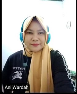 Ani Wartini menyimak Kajian Subuh untuk menambah pengetahuan Islam (foto: courtesy).