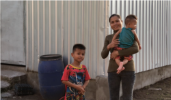 អ្នកស្រី​ ស៊ឹម​ អាក់ វ័យ​២៩ និង​កូន​ប្រុសពីរនាក់​ ដែលមានអាយុ ៥ខែ និង​៥ឆ្នាំ នៅភូមិ​ស្នៀង​ ឃុំ​ស្វាយ​តាយាន​ ខេត្ត​ស្វាយរៀង នៅថ្ងៃ​ទី​១១ ខែ​តុលា ឆ្នាំ២០១៩។ (ខាន់​ សុគុំមនោ​/VOA)