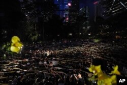 Para demonstran yang terdiri dari para ibu di Hong Kong, pendukung aksi mahasiswa di negara tersebut, memegang spanduk selama berlangsungnya aksi unjuk rasa, Jumat, 5 Januari 2019.