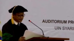 Abdul Mu’ti dalam pidato pengukuhannya sebagai Guru Besar Bidang Ilmu Pendidikan Agama Islam di Universitas Islam Negeri (UIN) Syarif Hidayatullah, Jakarta. (Foto: VOA/Nurhadi Sucahyo)