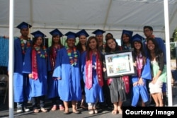 សិស្ស​ខ្មែរ​អាមេរិកាំង​មួយ​ចំនួន​បាន​បញ្ចប់​ការ​សិក្សា​ដោយ​ជោគជ័យ ដោយ​ទទួល​ជំនួយ និង​ការ​បណ្តុះ​បណ្តាល​ពី​អង្គការ​ជា​ដៃ​គូ​របស់​សមាគមន៍​គ្រួសារ​ខ្មែរ។ (Courtesy of Peong Vattana)