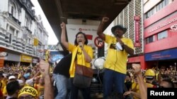 រូប​ឯកសារ៖​ អ្នក​ស្រី​ Maria Chin Abdullah [កណ្តាល] ប្រធាន​សម្ព័ន្ធ​ដើម្បី​ភាព​ស្អាត​ស្អំ​និង​ការបោះឆ្នោត​ដោយ​យុត្តិធម៌​ ហៅ​កាត់​ចលនា​ Bersih ដែល​គាំទ្រ​លទ្ធិ​ប្រជាធិបតេយ្យ​ ជួប​ជាមួយ​អ្នក​គាំទ្រ​ ខណៈ​ពួកគេ​ត្រៀម​ធ្វើ​ការ​ដើរ​ក្បួន​ជា​សាធារណៈ​នៅ​ក្នុង​ទីក្រុង​គូឡាឡាំពួ​ កាល​ពី​ថ្ងៃ​ទី​២៩​ ខែ​សីហា​ ឆ្នាំ​២០១៥។