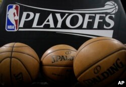 미국 프로농구 로스앤젤레스 레이커스와 샌안토니오 스퍼스의 플레이오프 1차전 경기를 앞두고 경기에 쓰일 공들이 놓여있다.