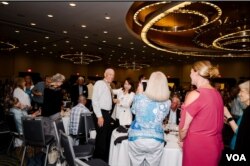 보훈처 직원이 유가족에게 평화의 사도 메달을 걸어주고 있다. 사진제공=국가보훈처