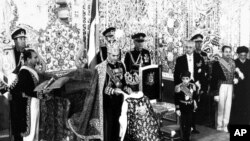 Hələ Rza Şahın dönəmində də bir mərkəzdən idarə olunan İranda etnik və dini azlıqların hüquqları tanınmırdı.