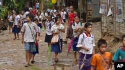 Anak-anak pengungsi etnis Karen usai menerima pelajaran di sekolah yang diadakan di kamp pengungsi (foto: ilustrasi).