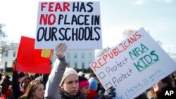 미국 워싱턴 D.C. 의사당 건물 앞에서 학생들이 총기규제를 촉구하는 시위를 하고 있다. (자료사진)
