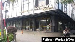Polisi telah memasang garis kuning di sekitar butik milik Anniesa Hasibuan di Jl, Bangka Raya No.20, Jakarta Selatan, tak lama setelah pemilik First Travel itu ditangkap polisi 9 Agustus lalu. (Foto: VOA/Fathiyah Wardah)