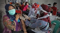 Sekitar 3.500 pekerja dan warga di Kawasan Berikat Nusantara di Cakung, Jakarta, divaksinasi tanggal 1 Juli lalu ketika pemerintah menggiatkan vaksinasi warga. (Courtesy: BNPB)