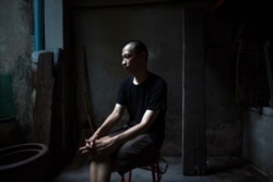 លោក Jaturang Wongjiragorn អាយុ២៨ឆ្នាំ អង្គុយខាងក្រៅផ្ទះរបស់លោកនៅតំបន់ Chinatown ក្នុងទីក្រុងបាងកក ប្រទេសថៃ។ កាលពីខែកញ្ញា ឆ្នាំ២០១៩ សមាជិក៤នាក់ក្នុងគ្រួសាររបស់លោកបានកើតជំងឺគ្រុនឈាម ហើយជាអកុសលឪពុករបស់លោកបានស្លាប់ដោយសារការធ្វើរោគវិនិច្ឆ័យខុស។