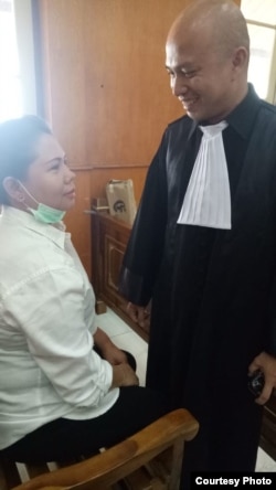 Salah seorang tim pengacara Meiliana, Ranto Sibarani, menguatkannya setelah putusan PN Medan (21/8). (Foto courtesy: pengacara Meiliana/dok)