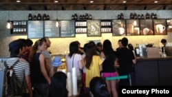 Starbucks opens its first store in Vietnam (Photo: Lan Vi)