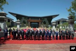 在北京雁栖湖国际会议中心，出席“一带一路”国际合作高峰论坛的各国领导人合影（2017年5月15日）. 有29个国家的元首和政府首脑参加。工业七国集团成员国的领导人都没有参加这次峰会。印度由于不满中国把与巴基斯坦合作的“中巴经济走廊”纳入一带一路而且计划在印巴争夺主权的克什米尔地区兴建水坝，没有派代表团参加这次会议。