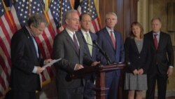 미국 의회가 북한에 억류됐다 사망한 미국인 대학생 오토 웜비어 군의 이름을 딴 새 대북재제법안을 의결한 가운데, 18일 워싱턴 의사당에서 관련 기자회견이 열렸다. 법안을 대표발의한 크리스 밴 홀런 상원의원이 동료 의원과 웜비어 군의 부모인 프레드 웜비어, 신디 웜비어 씨가 지켜보는 가운데 발언하고 있다.