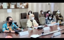 Kepala BPOM Penny Lukito dalam telekonferensi pers , Jumat, (16/4) mengatakan BPOM tidak berkaitan dengan uji klinik fase 2 vaksin nusantara di RSPAD Gatsu (Foto: VOA)