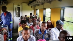 Des passagers voyagent dans le train reliant Nampula-Cuamba, au Mozambique, le 10 mars 2018.